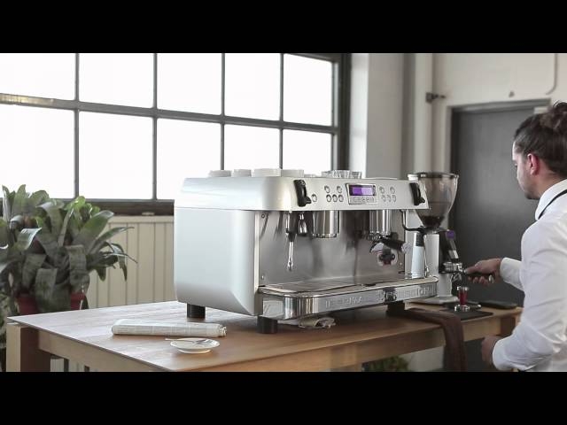 So sánh cách pha cà phê bằng máy và bằng phin
